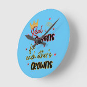 Echte Königinnen reparieren gegenseitig ihre Krone Runde Wanduhr (Winkel)