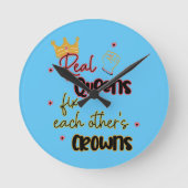 Echte Königinnen reparieren gegenseitig ihre Krone Runde Wanduhr (Vorderseite)