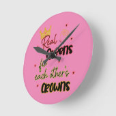 Echte Königinnen reparieren gegenseitig ihre Krone Runde Wanduhr (Winkel)