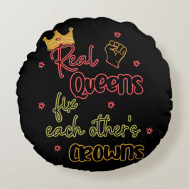 Echte Königinnen reparieren gegenseitig ihre Krone Rundes Kissen