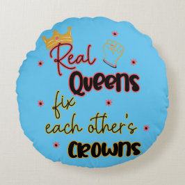 Echte Königinnen reparieren gegenseitig ihre Krone Rundes Kissen
