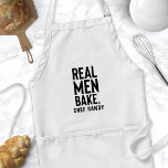 Echte Männer backen Personalisierte Schürze für Mä<br><div class="desc">Echte Männer backen Personalisierte Backen Schürze für Männer. Funny Koch Schürze mit einem lustigen Kochen Spaß Zitat. Personalisieren Sie das Spaß-Design mit Ihrem eigenen Namen oder Text.</div>