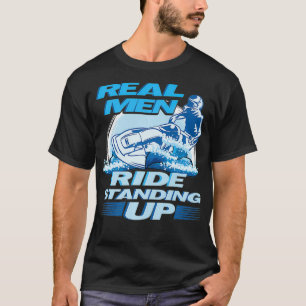 Echte Männer fahren Stehend auf Jet Ski Graphic P T-Shirt