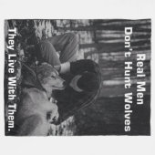 ECHTE MÄNNER JAGEN KEINE WOLVEN FLEECEDECKE (Vorderseite (Horizontal))