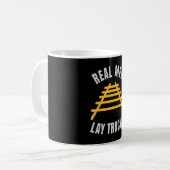 Echte Männer legen Schienen Kaffeetasse (Vorderseite Links)