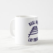 Echte Männer legen Schienen Kaffeetasse (Vorderseite Links)