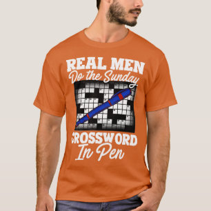 Echte Männer machen das sonntägliche Crossword im  T-Shirt
