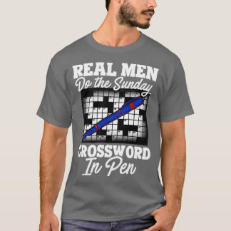 Echte Männer machen das sonntägliche Crossword im T-Shirt