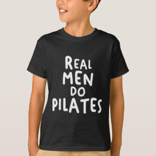 Echte Männer machen Pilates-Workout-Übung Yoga-Fit T-Shirt