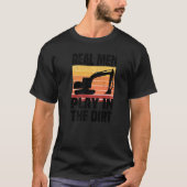 Echte Männer spielen im Dirt-Bagger-Backhoe-Digg T-Shirt (Vorderseite)