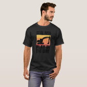 Echte Männer spielen im Dirt-Bagger-Backhoe-Digg T-Shirt (Vorne ganz)