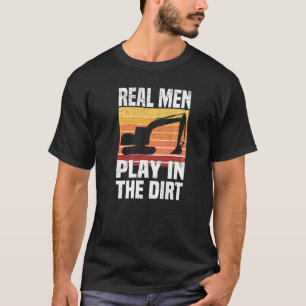 Echte Männer spielen im Dirt-Bagger-Backhoe-Digg T-Shirt