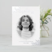 Echte Silber Beerdigung Schwarz-weißes Foto Erinne Folieneinladung (Stehend vorne)