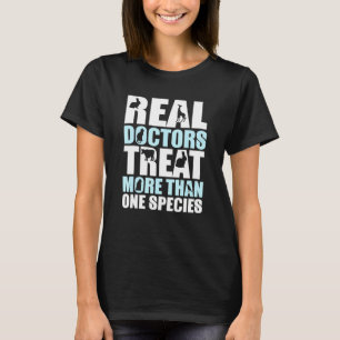 Echter Arzt behandelt mehr als eine Art Tierarzt T-Shirt