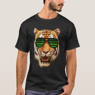 Echter Cooler Tiger für Junge mit grünen gestreift T-Shirt