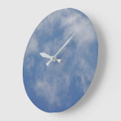 echter Himmel, blaue und weiche Wolken, einfach ru Große Wanduhr (Winkel)