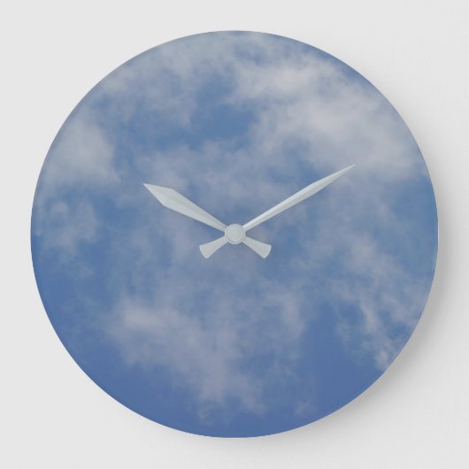 echter Himmel, blaue und weiche Wolken, einfach ru Große Wanduhr (Vorderseite)