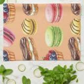 Eclairs and Macarons von Natasha Us Geschirrtuch (Gefaltet)