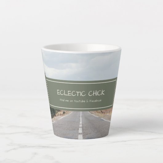 Eclectic Chick Find Me on YouTube & Facebook Logo Milchtasse (Vorderseite)