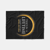 Eclipse zweimal im Leben 2024 Solar Eclipse Fleecedecke (Vorderseite (Horizontal))