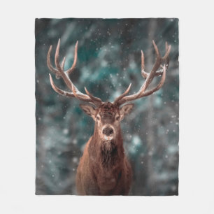 Edelhirsche männlich im Winterschneewald. Künstler Fleecedecke