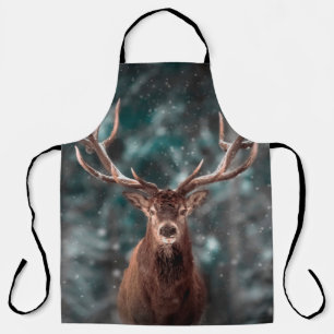 Edelhirsche männlich im Winterschneewald. Künstler Schürze