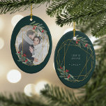 Edelstein | FOTO Keramik Ornament<br><div class="desc">Eleganter Weihnachtsschmuck aus Foto mit einem beliebten Foto umrahmt von einem Imitat goldenen Folie ovaler geometrischer Rahmen mit grünem Wasserfarbenfolien und roten Beeren. Fügen Sie Ihre Namen und das Jahr oder eine benutzerdefinierte Meldung auf der Rückseite in einem passenden,  zarten geometrischen Rahmen hinzu.</div>