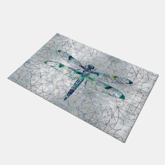 Edelstein-Libelle auf heiligem Geometriemuster Fußmatte (Schrägansicht)