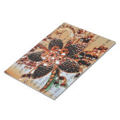 Edelsteine aus rotem Gold auf Kunsthandwerk Notizblock (angewinkelt)