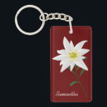 Edelweiss-Blume - kundenspezifische Schlüsselkette Schlüsselanhänger<br><div class="desc">Eine hübsche Schlüsselkette mit einer Grafik der weißen Blume Edelweiss,  Set auf dunkelrotem Hintergrund.  Weißer,  benutzerdefinierter Text ist bereit zur Personalisierung.  Gute Geschenkidee.</div>