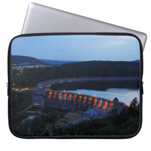Edersee beleucht ete Staumauer am abend Laptopschutzhülle