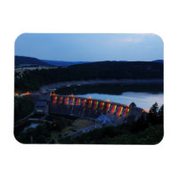 Edersee beleucht ete Staumauer am abend
