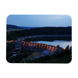 Edersee beleucht ete Staumauer am abend Magnet