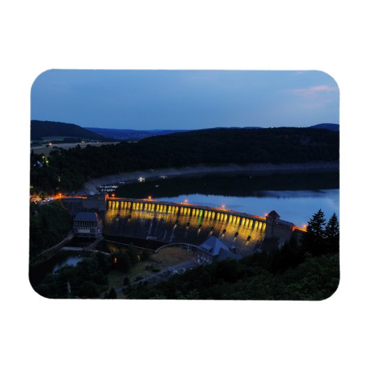 Edersee beleuchtete Staumauer am Abend Magnet (Horizontal)