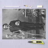 Edgar Allan Poe Holding a Skeleton Halloween Art Seidenpapier (Handwerk)