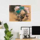 Edgar Degas Dancer bindet ihre Showribons Poster (Heimbüro)