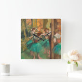 Edgar Degas - Tänzer, Rosa und Grün Quadratische Wanduhr (Zuhause)