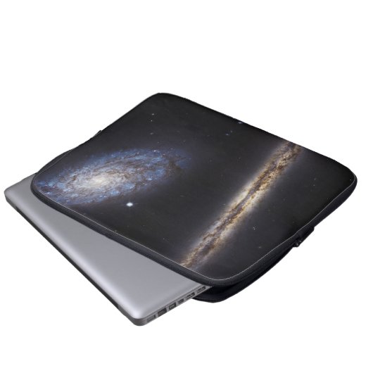 Edge-On Galaxy Ngc 4302 & Tilted Galaxy Ngc 4298 Laptopschutzhülle (Vorne Knopf)