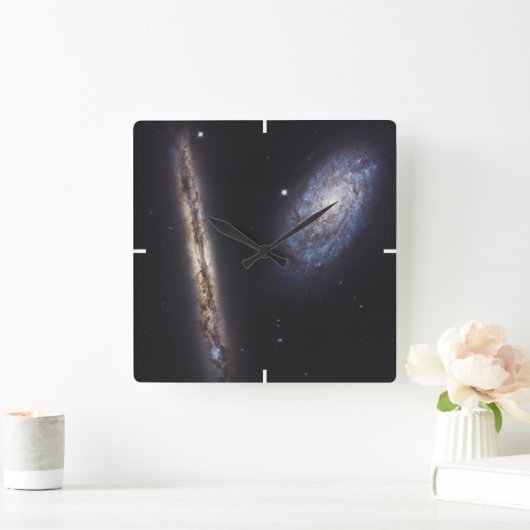 Edge-On Galaxy Ngc 4302 & Tilted Galaxy Ngc 4298 Quadratische Wanduhr (Zuhause)