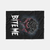 Edgy 'Bite Me' Gothic Rose Design Fleecedecke (Vorderseite (Horizontal))