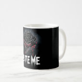 Edgy 'Bite Me' Gothic Rose Design Kaffeetasse (VorderseiteRechts)