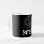 Edgy 'Bite Me' Gothic Rose Design Kaffeetasse (Vorderseite Links)
