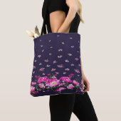 Edgy Elegance mit der Floral Black Tasche (Von Nahem)