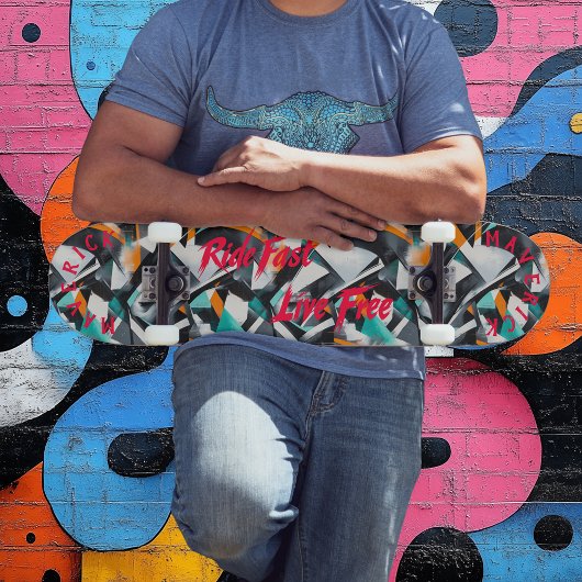 Edgy Graffiti mit dem Motto "Ride Fast Live Free" Skateboard