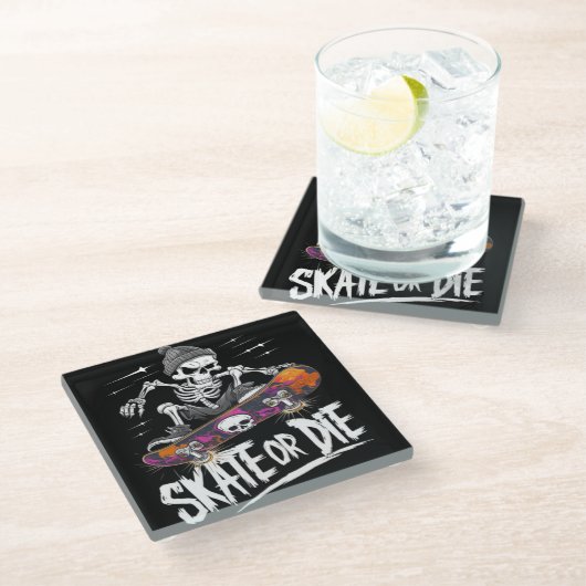 Edgy Halloween Skeleton Reiten Skateboard: Monochr Glasuntersetzer (Schrägansicht)