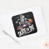Edgy Halloween Skeleton Reiten Skateboard: Monochr Quadratischer Aufkleber (Umschlag)
