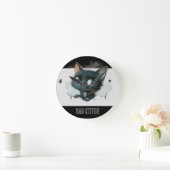 Edgy Kitten Illustration - "Bad Kitten" Text Runde Wanduhr (Zuhause)