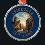 Edinburgh Scotland Retro Distressed Circle Ornament Aus Metall<br><div class="desc">Edinburgh Retrovektor-Reisedesign. Edinburgh ist Schottlands kompakte,  hügelige Hauptstadt. Es verfügt über eine mittelalterliche Altstadt und eine elegante georgianische Neustadt mit Gärten und neoklassizistischen Gebäude.</div>