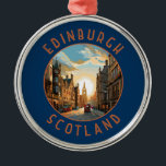 Edinburgh Scotland Retro Distressed Circle Ornament Aus Metall<br><div class="desc">Edinburgh Retrovektor-Reisedesign. Edinburgh ist Schottlands kompakte,  hügelige Hauptstadt. Es verfügt über eine mittelalterliche Altstadt und eine elegante georgianische Neustadt mit Gärten und neoklassizistischen Gebäude.</div>