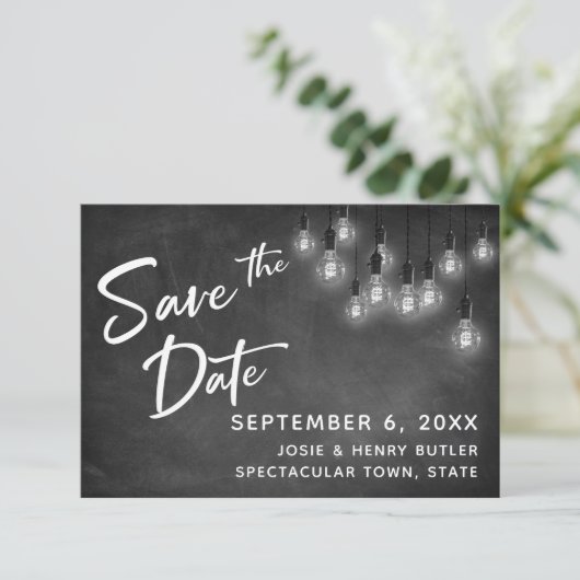 Edison Lights und Chalkboard Modern Save the Date RSVP Karte (Stehend Vorderseite)